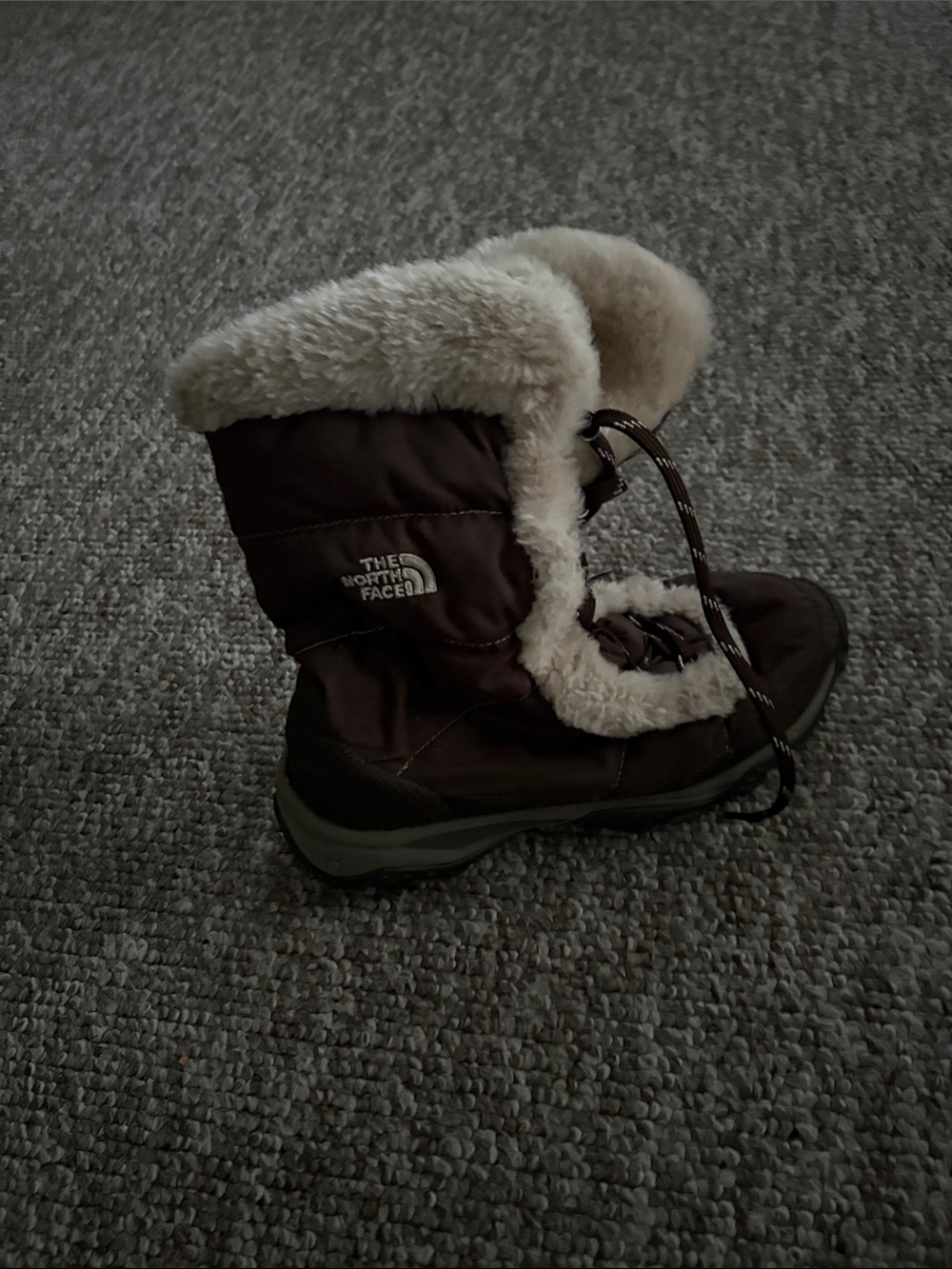 The North Face Women’s Size 8 Dark Brown Winter Boots with Cream Faux-Fur.